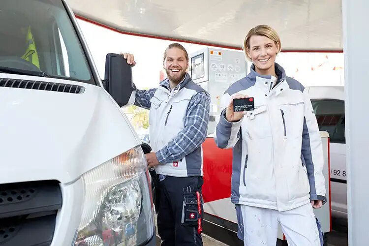 Zwei Handwerker an der Tankstelle mit der UTA Edenred Tankkarte